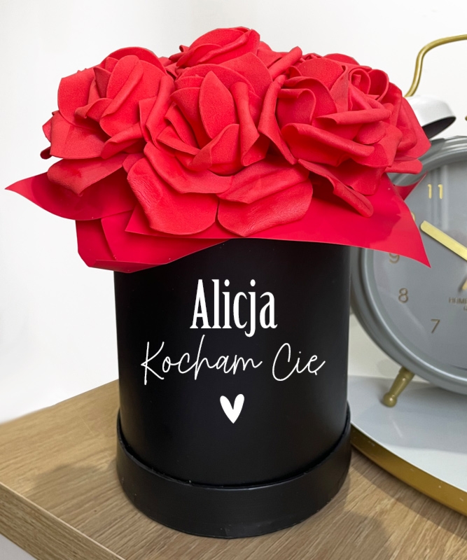 Romantyczny prezent dla kobiety - Czerwone róże w pudełku Kocham Cię
