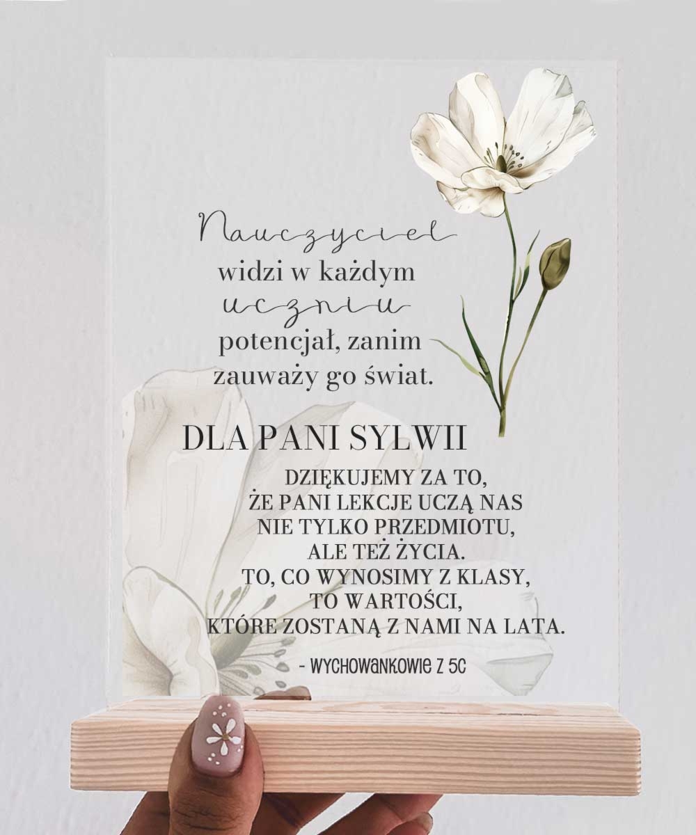 Prezent na Dzień Nauczyciela - statuetka z delikatnymi kwiatami i imieniem