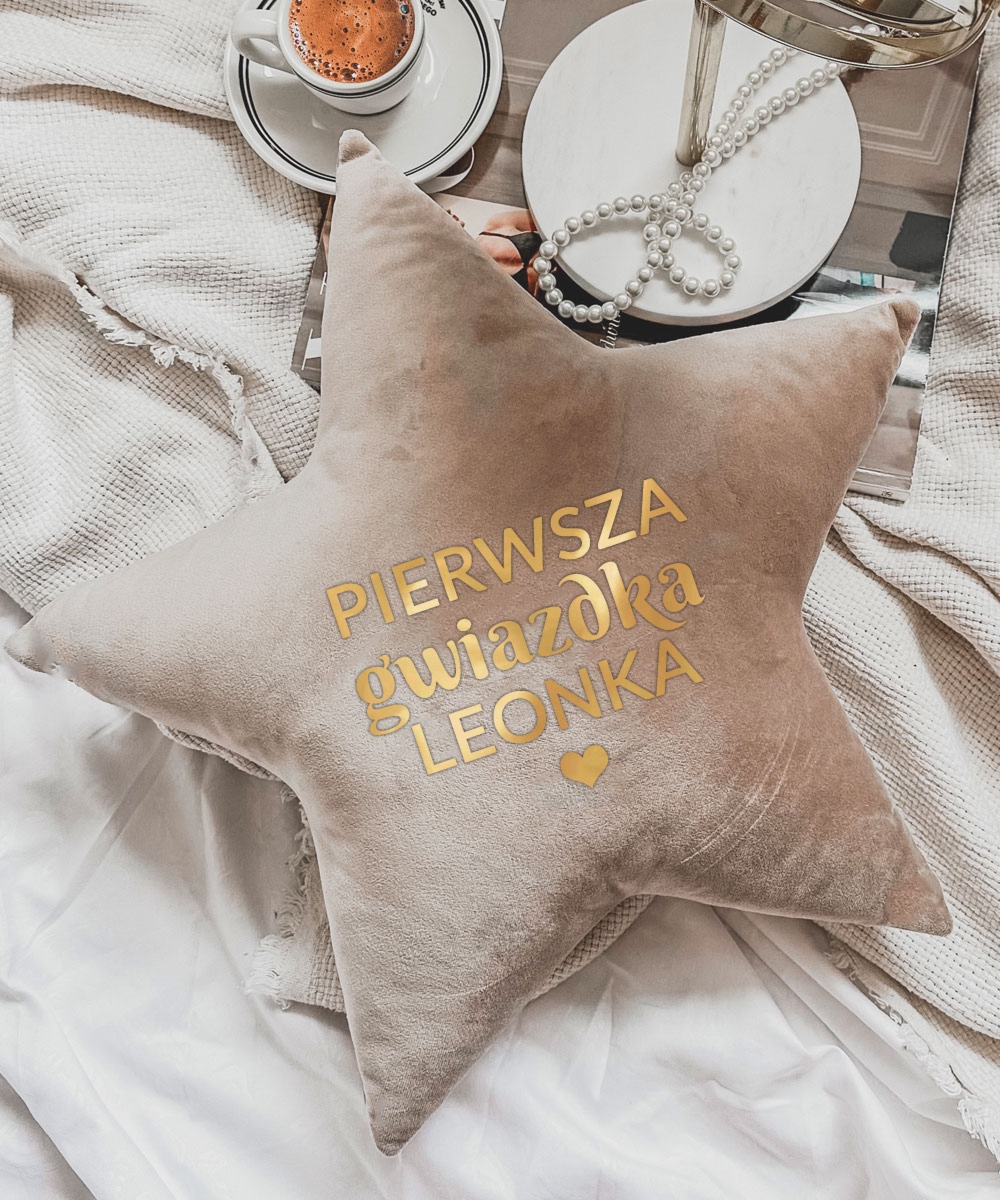 Prezent na pierwsze święta dla dziecka - poduszka gwiazdka z imieniem