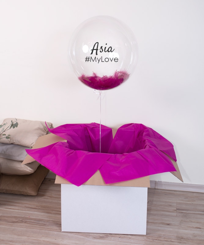 Przezroczysty balon z piórkami i helem w pudełku - My Love