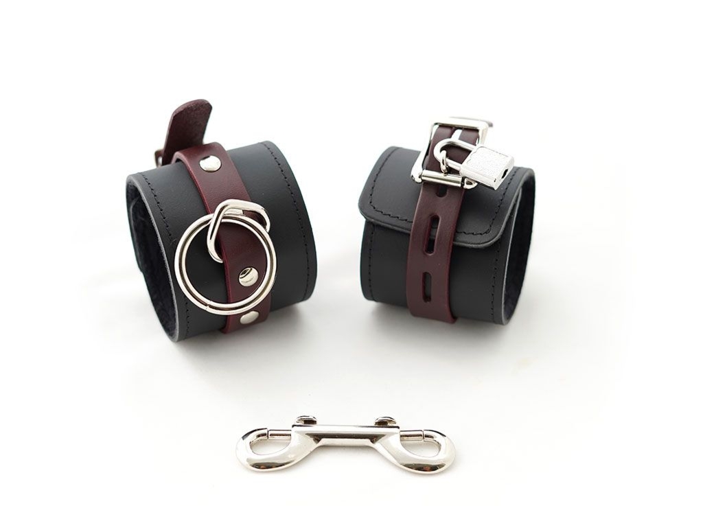 Skórzane kajdanki z futerkiem Lovely Thinkings Locking Cuffs: Faux Fur Lined