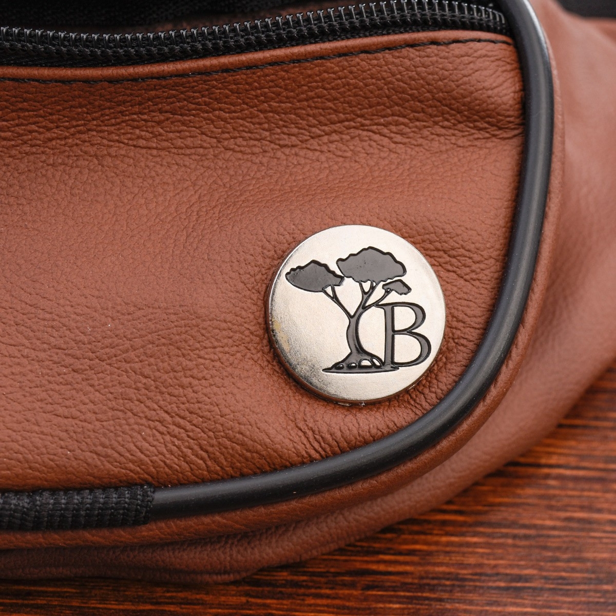 Czerwona Nerka saszetka skórzana solidna BELTIMORE logo F40