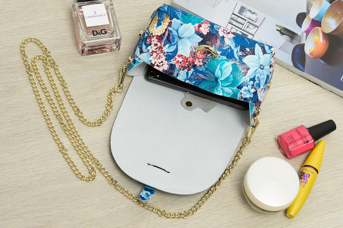 Włoska torebka Skórzana wizytowa na Łańcuszku niebieska P45