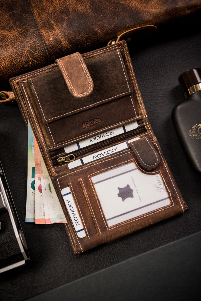 Skórzany portfel męski na zatrzask od Always Wild