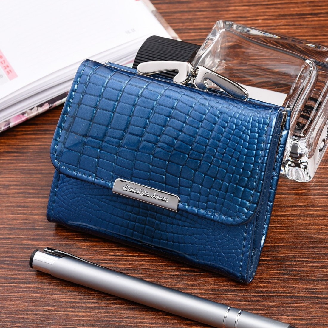 Czarny mały portfel damski skórzany portmonetka lakier bigiel F61