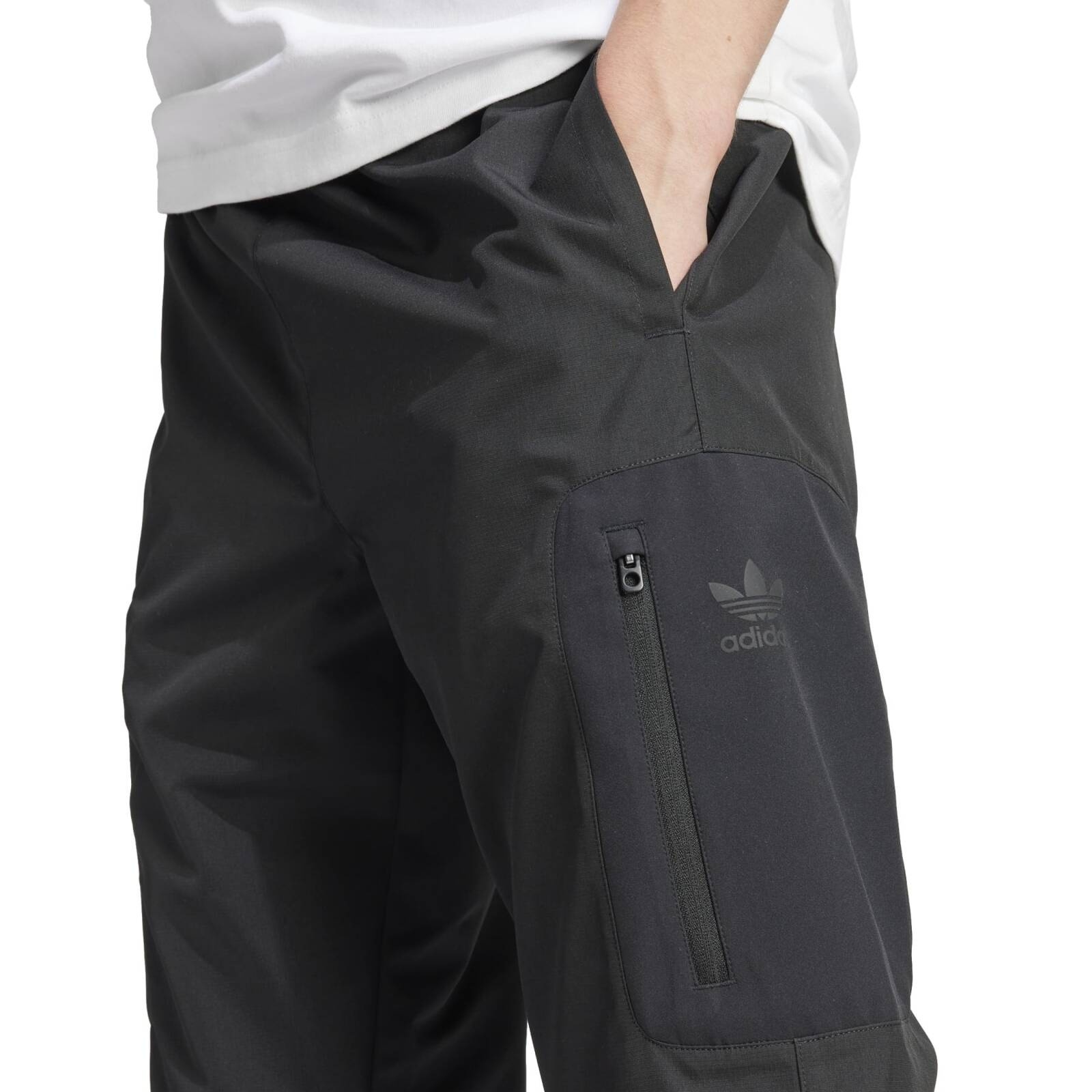 Spodnie dresowe mskie adidas UTILITY CARGO czarne IR9442
