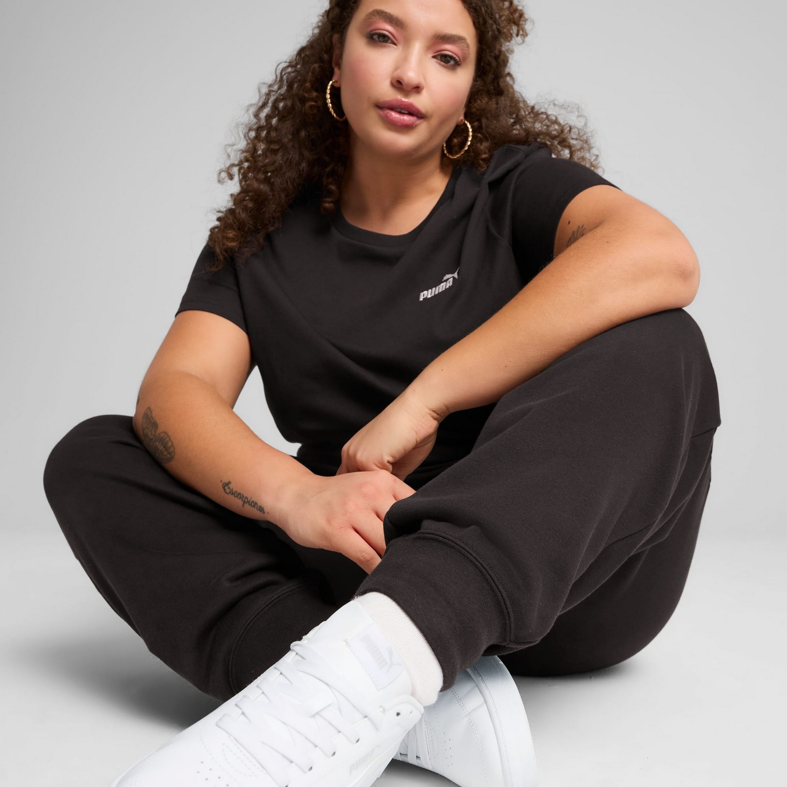 Spodnie dresowe damskie Puma ESS SMALL NO.1 LOGO COMFORT HIGH-WAIST czarne 68245601