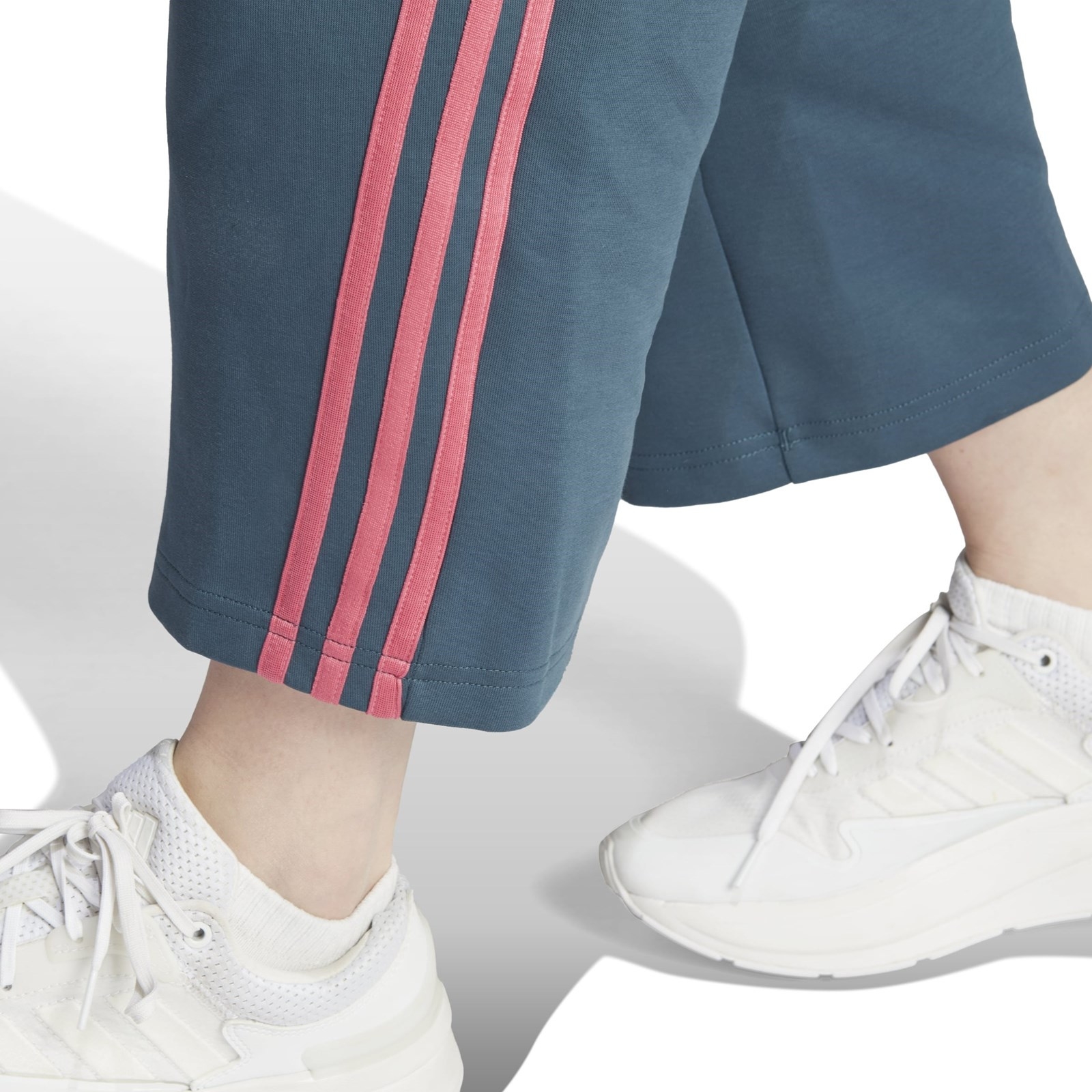 Spodnie dresowe damskie adidas FUTURE ICONS 3-STRIPES niebieskie IM2451