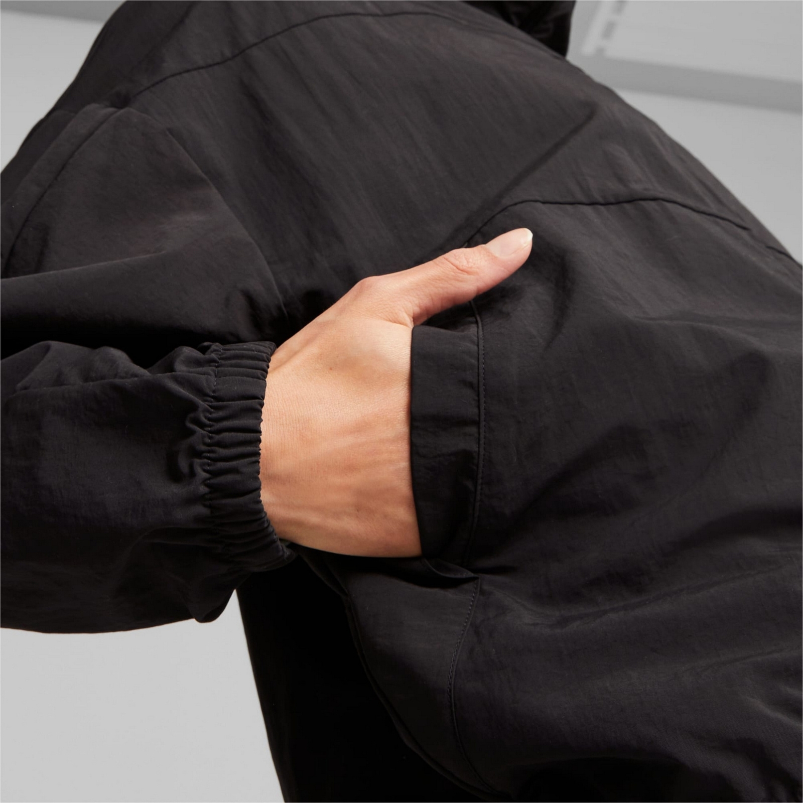 Wiatr�wka damska Puma OVERSIZED WINDBREAKER czarna 67537201