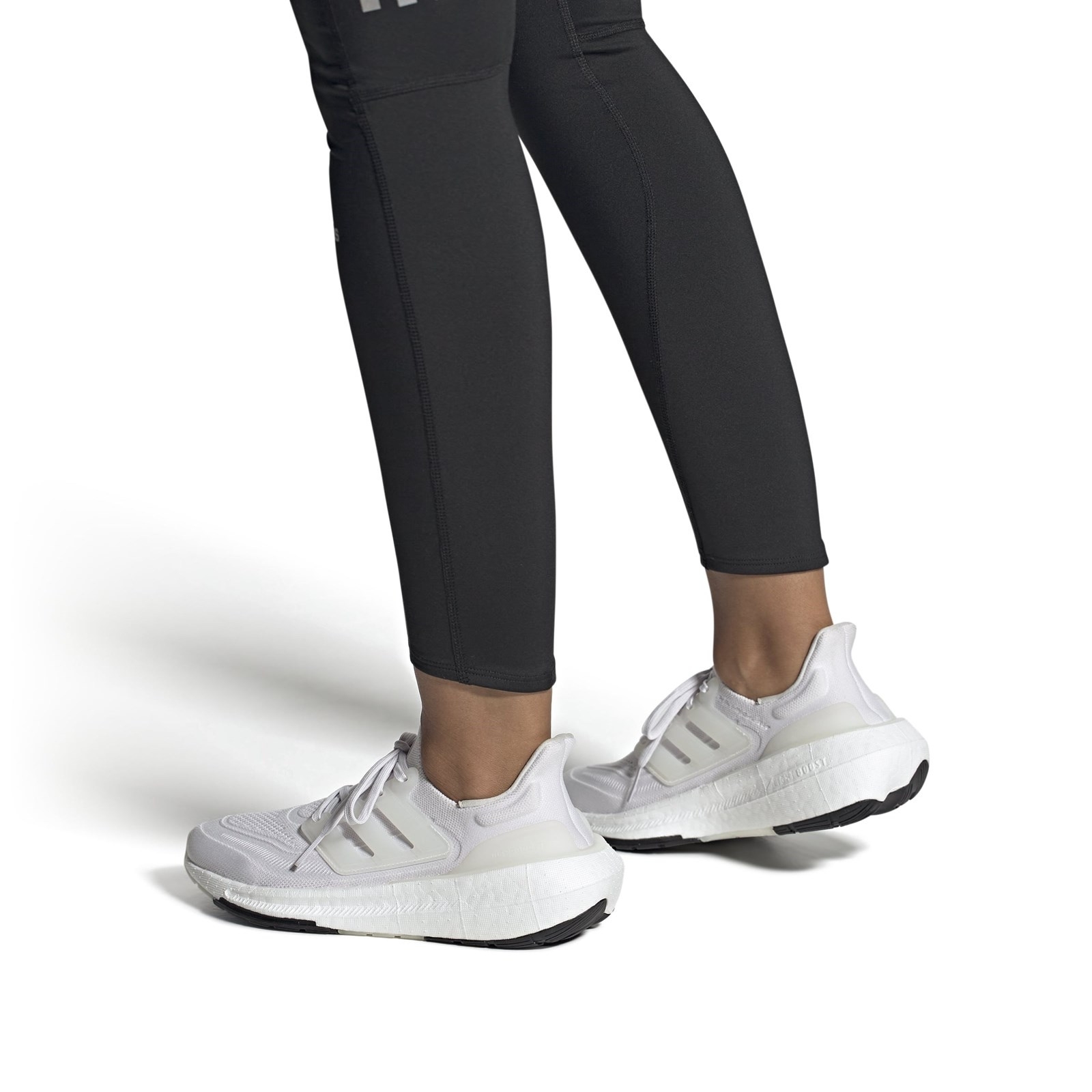 Buty do biegania damskie adidas ULTRABOOST LIGHT biae GY9352