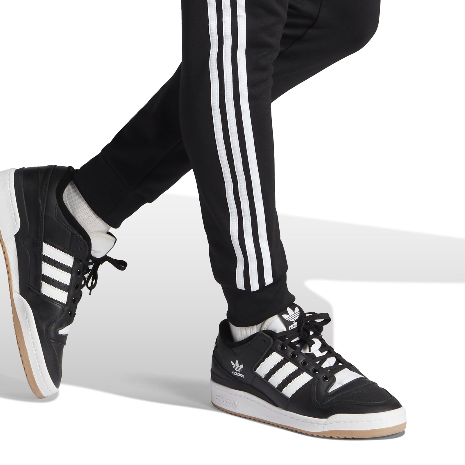 Spodnie dresowe m�skie adidas ADICOLOR CLASSICS SST czarne IL2488