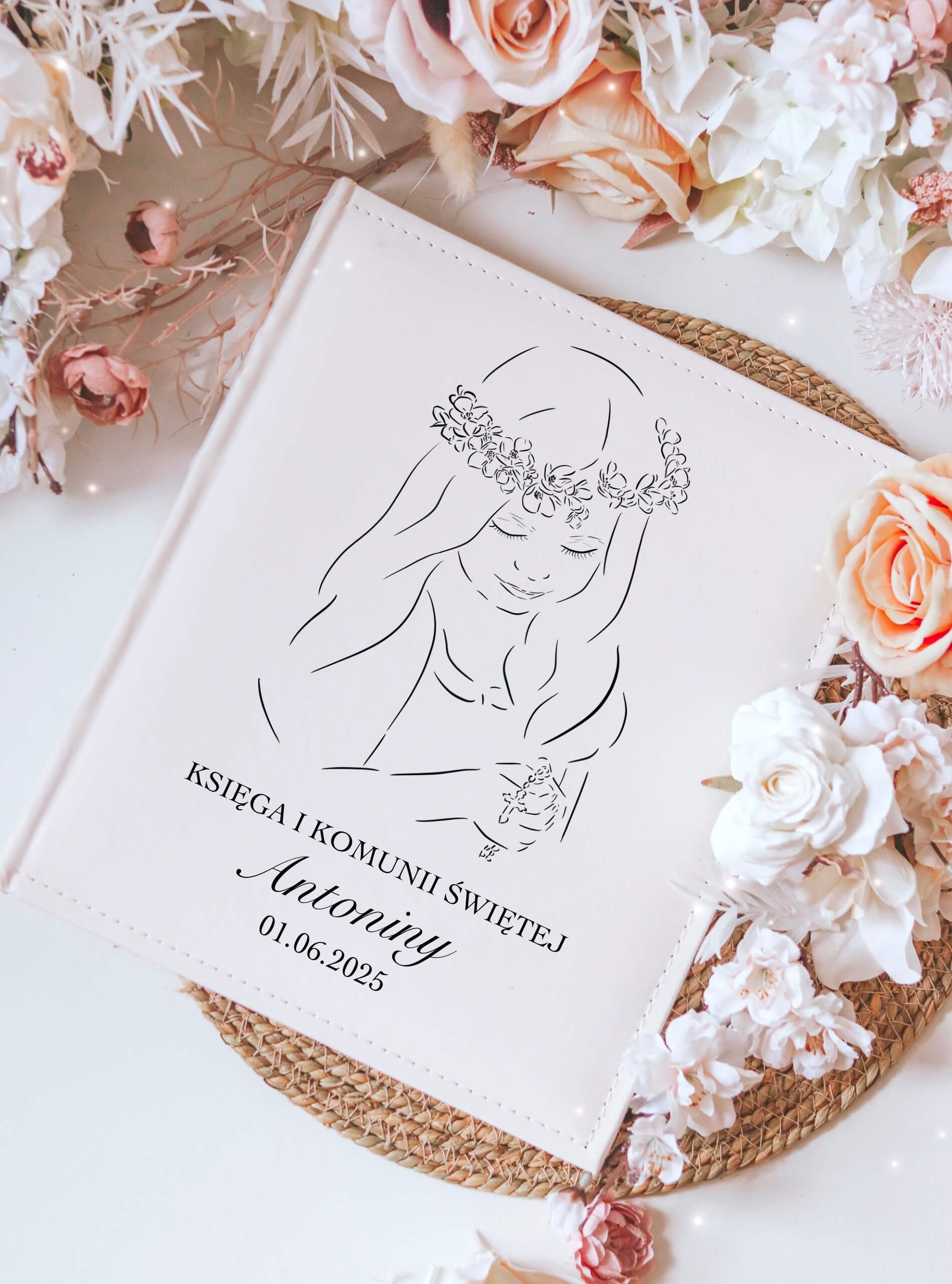 Księga pamiątkowa na Komunię dla dziewczynki