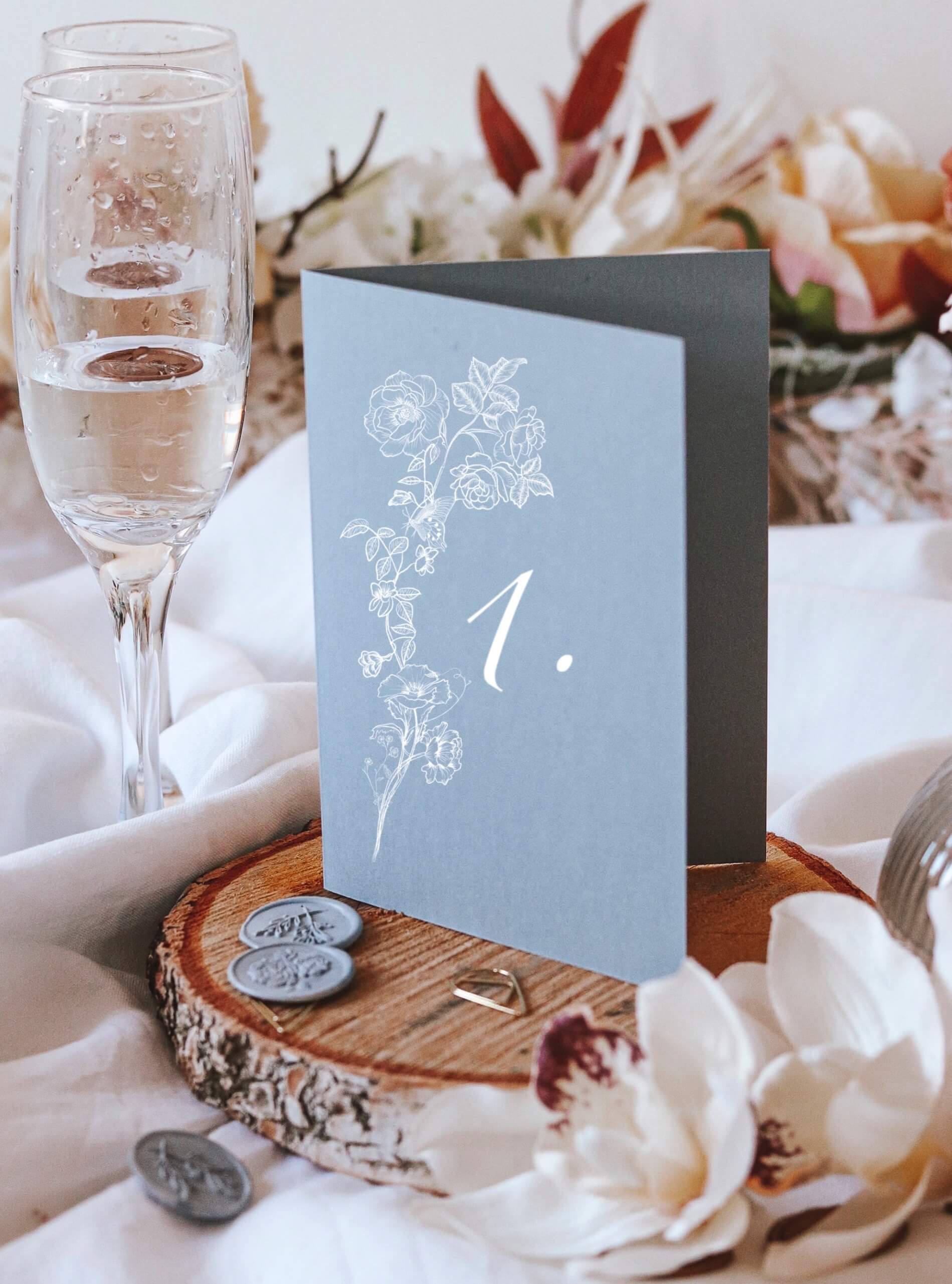 Numery stołów Vintage Rose - biały nadruk na niebieskim papierze