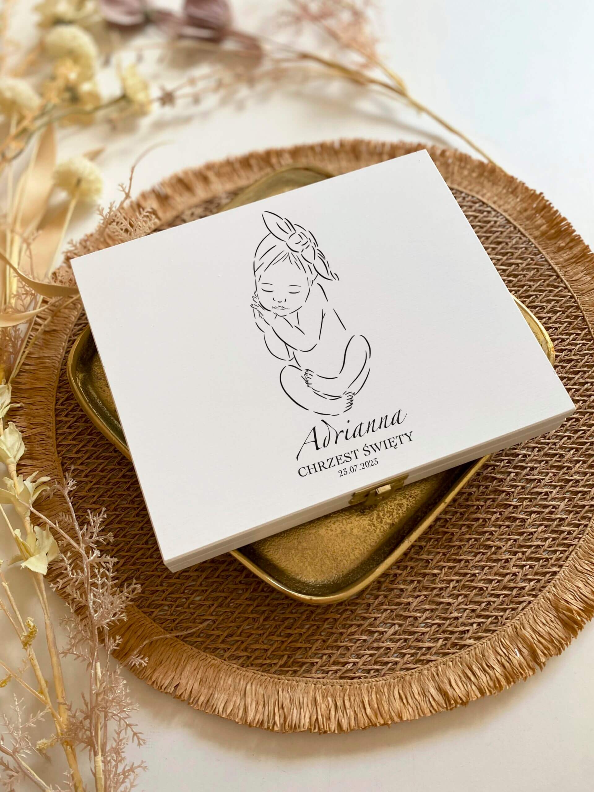 Białe, drewniane pudełko na szatkę dla dziewczynki na Chrzest (dodatki do wyboru)