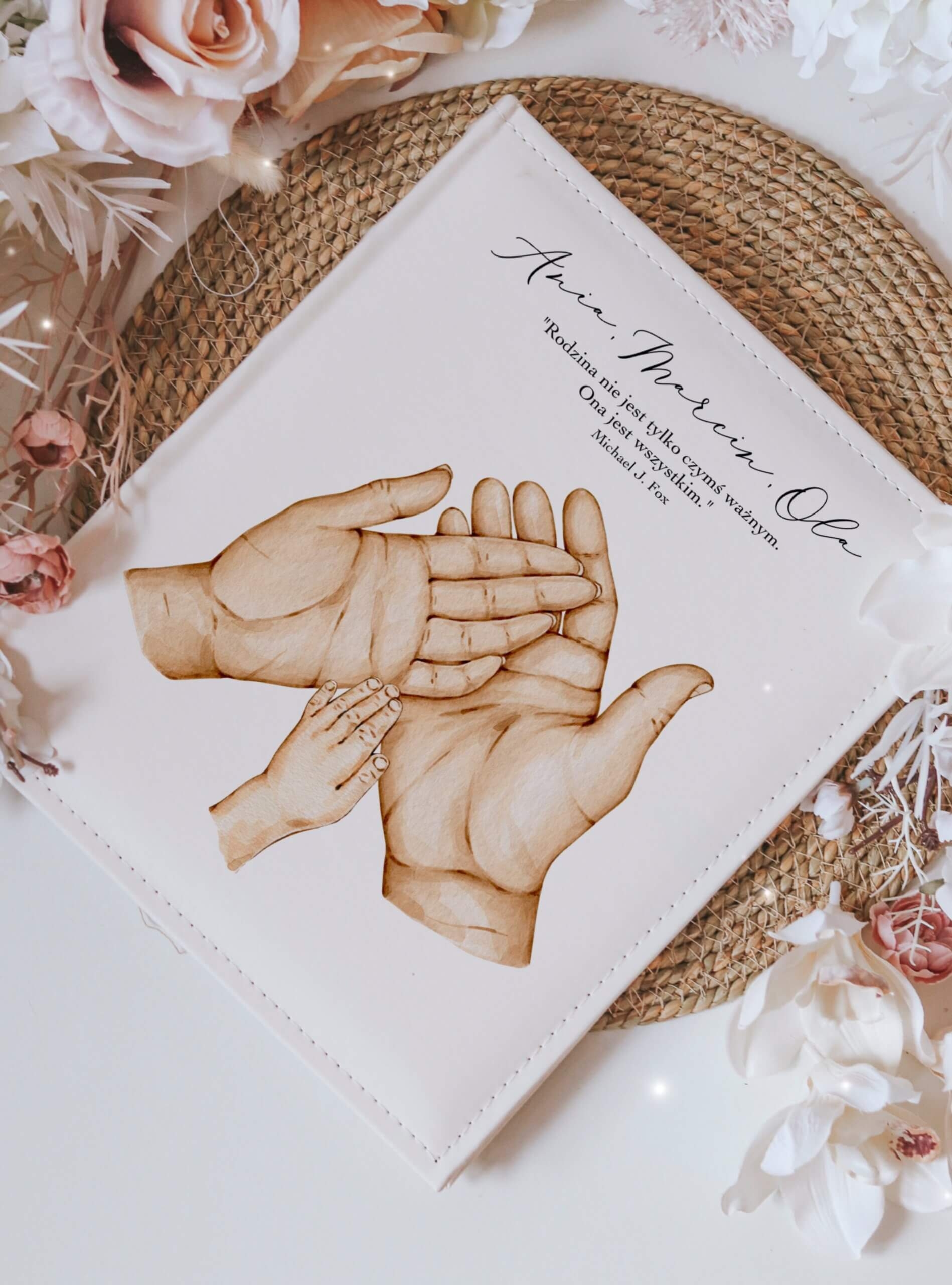 Personalizowany album na zdjęcia - rozczulający prezent na Walentynki dla pary (1-3 rączki dzieci)