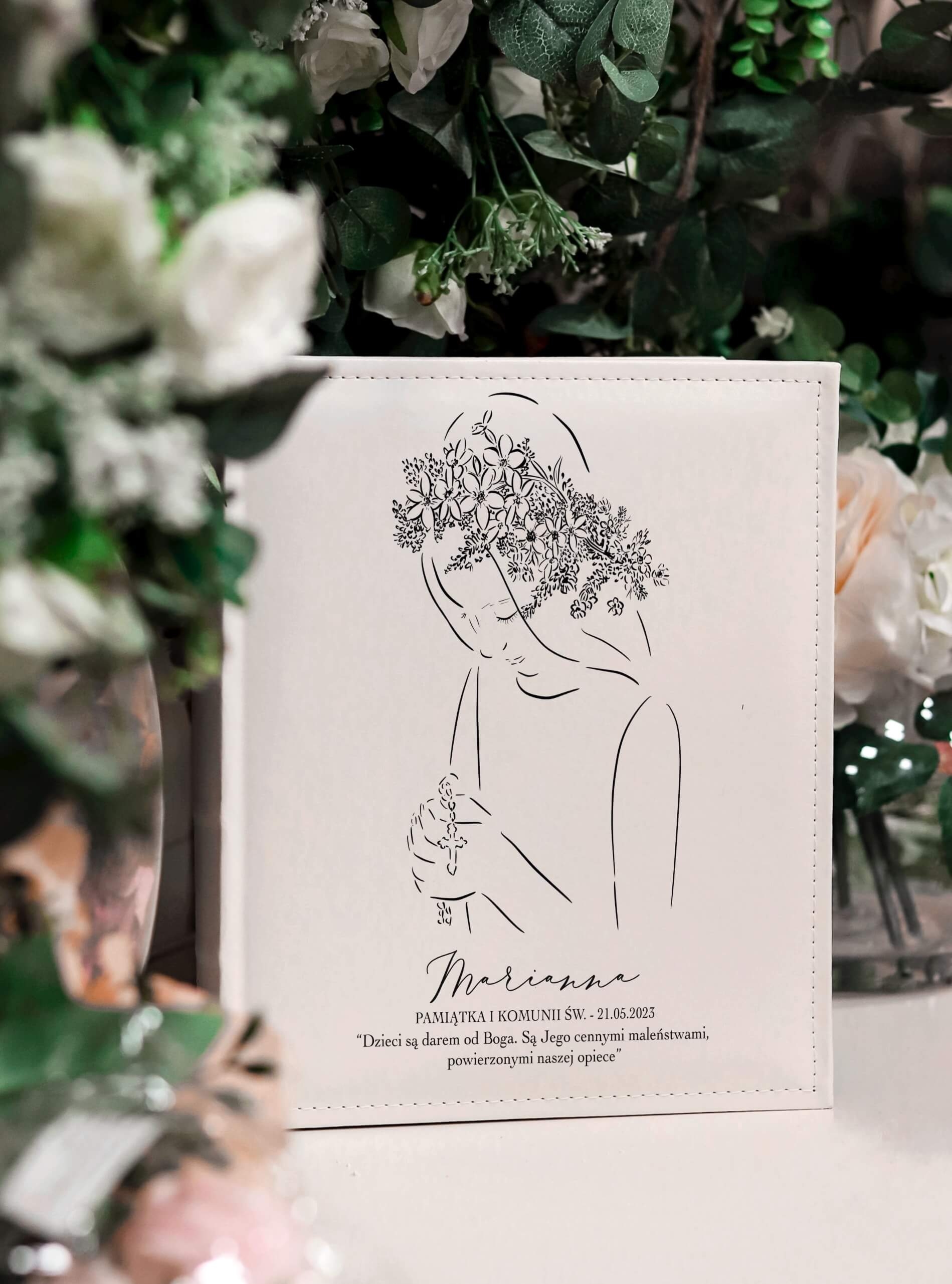 Personalizowany album komunijny dla dziewczynki - prezent na Komunię Świętą dla dziewczynki