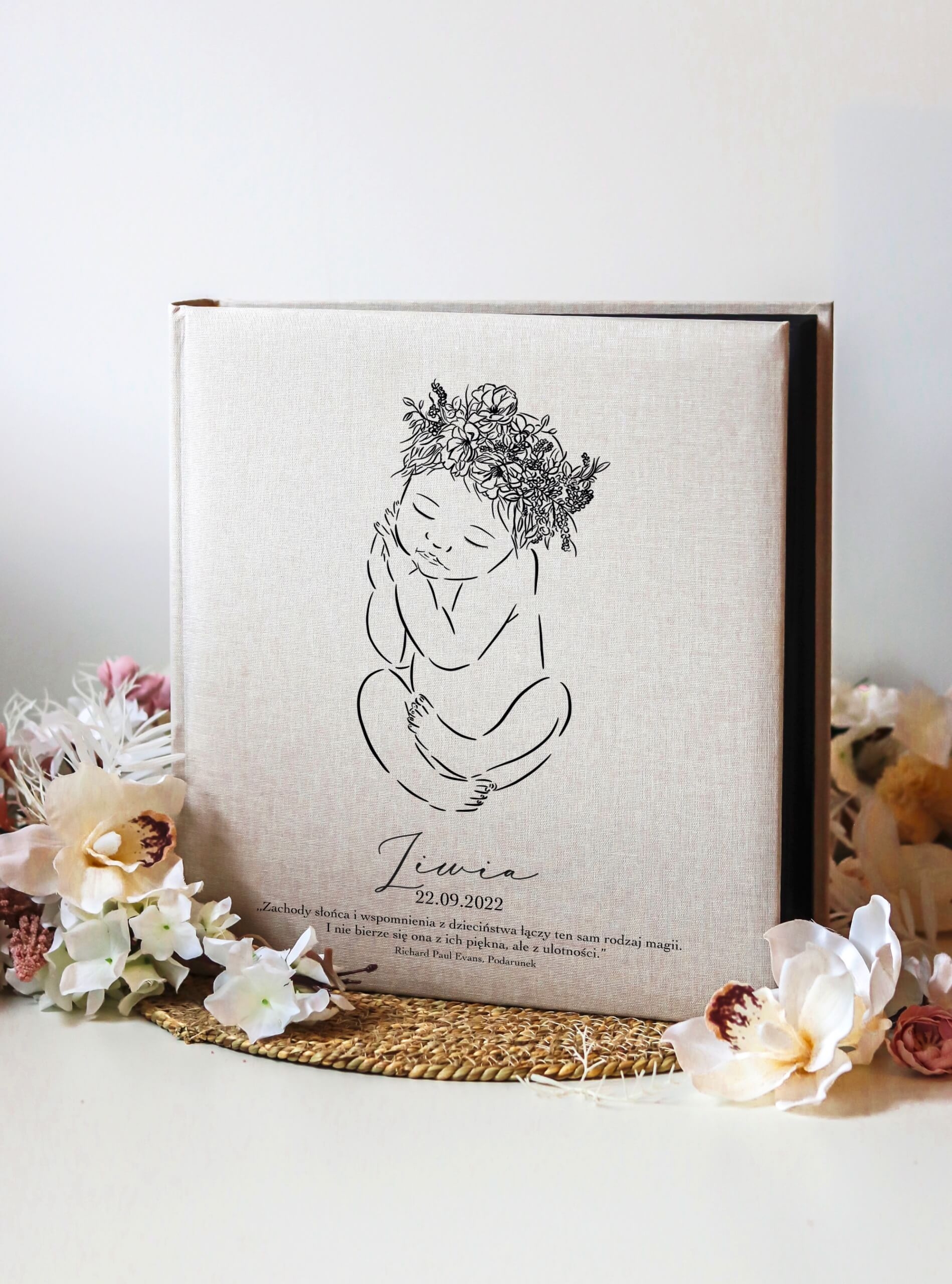 duży album na zdjęcia wklejane dla dziewczynki - prezent dla niemowlaka z okazji narodzin