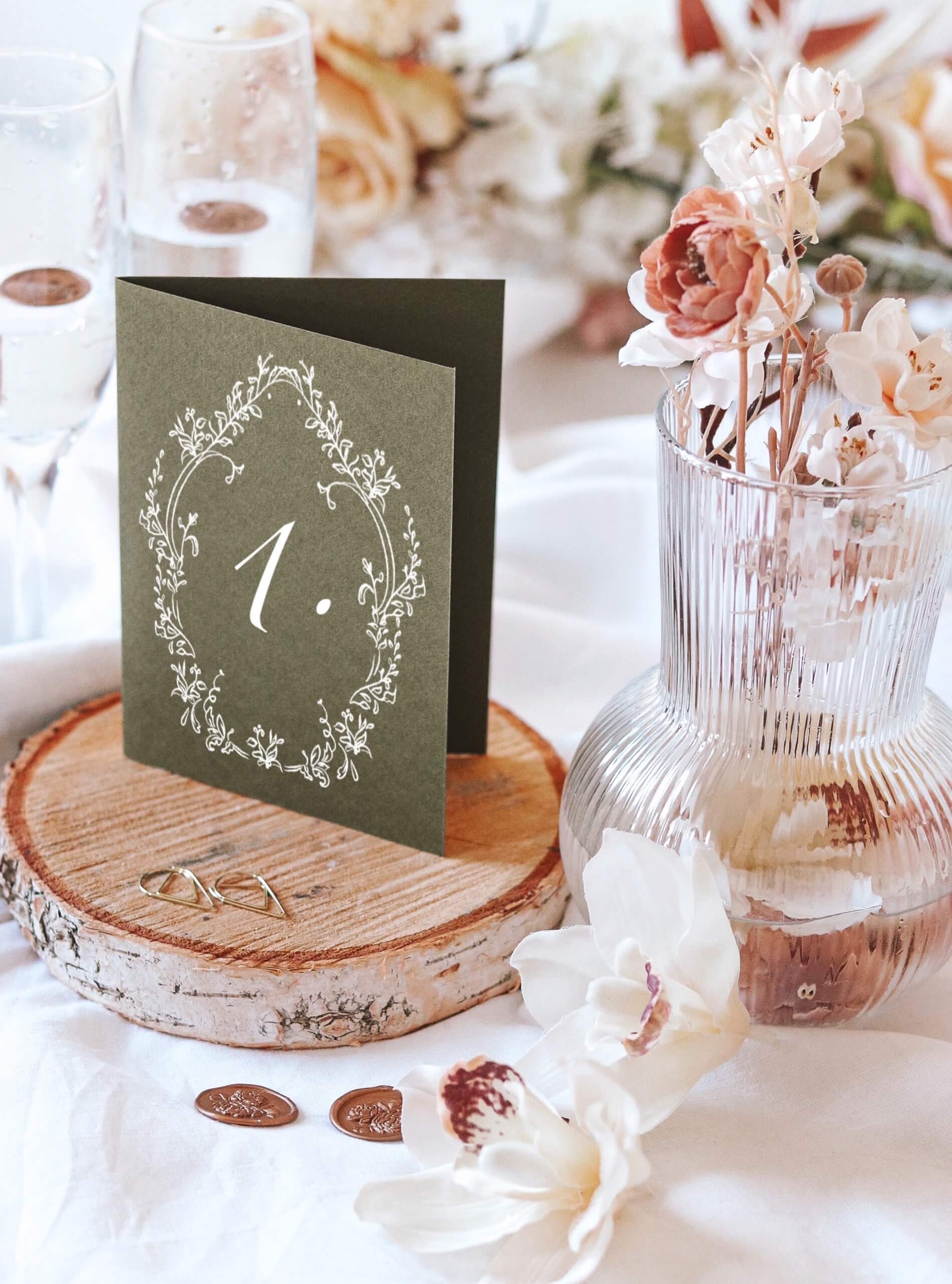 Numery stołów w stylu Glamour - biały nadruk na oliwkowo-zielonym papierze