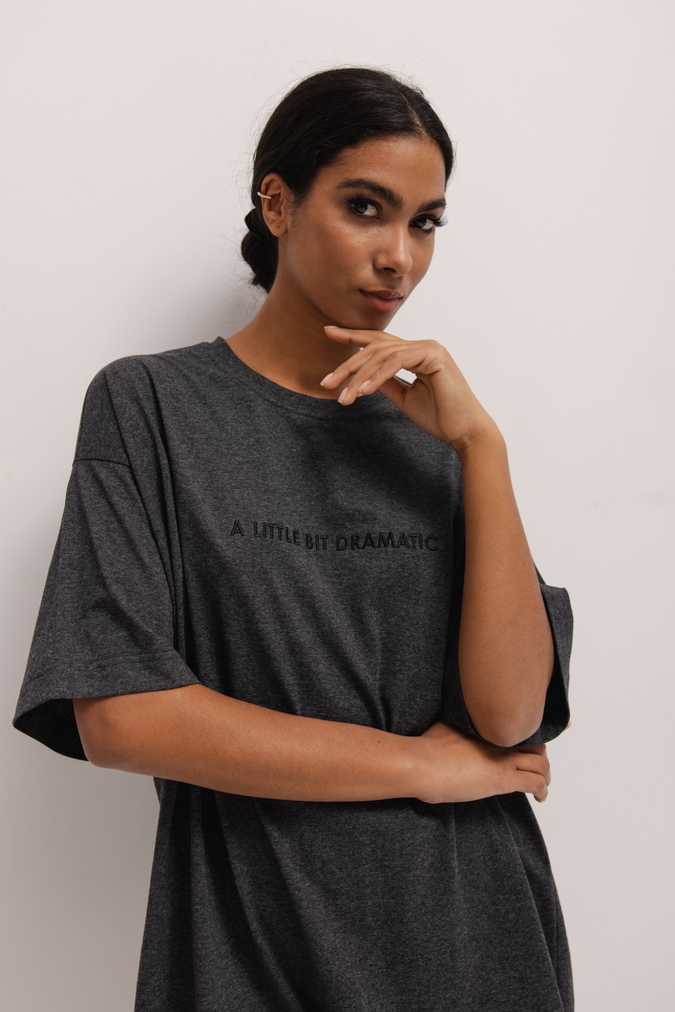 T-shirt typu oversize z HAFTEM w kolorze GRAPHITE