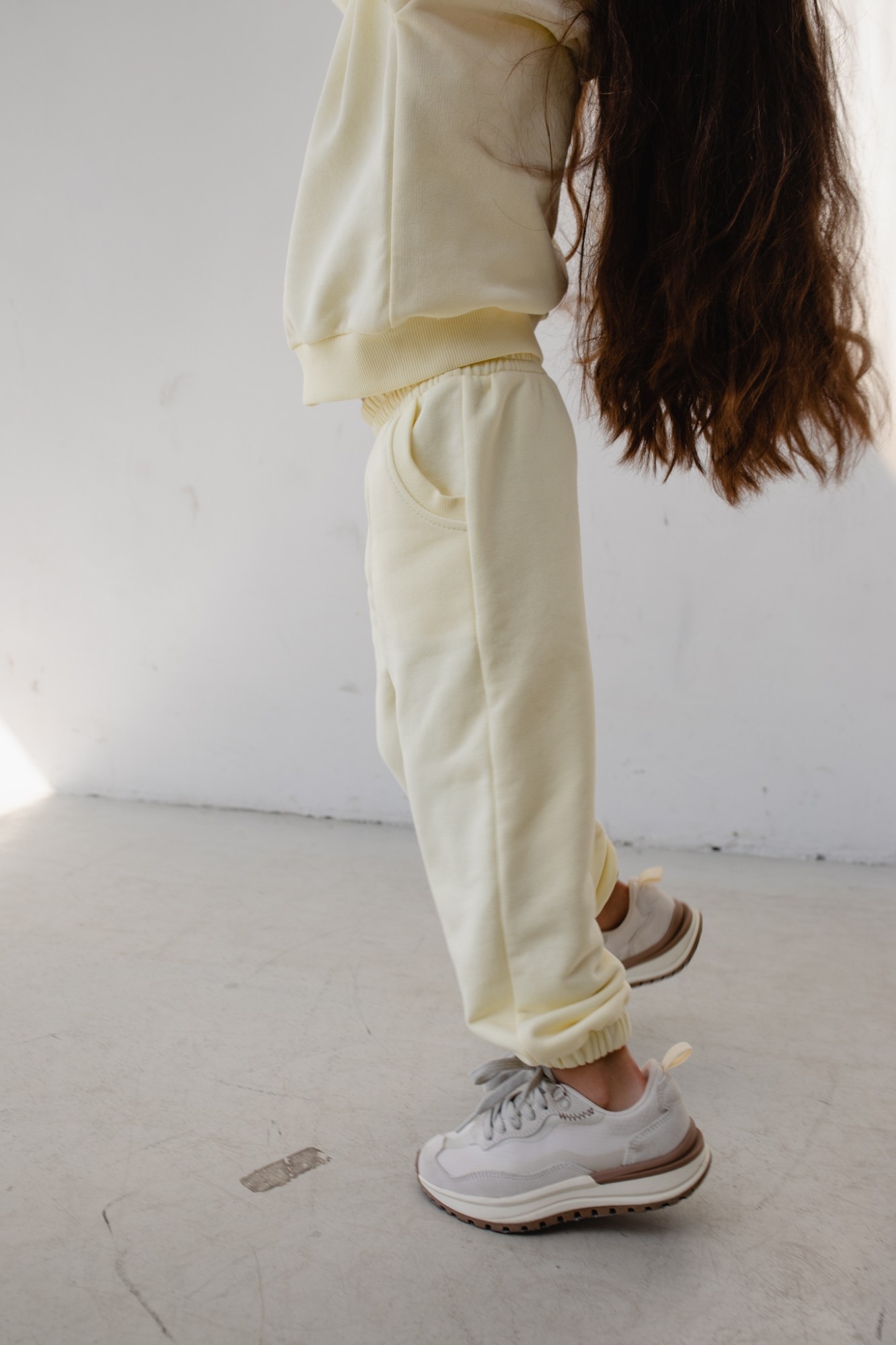 MINI spodnie dresowe typu jogger w kolorze ICE LEMON