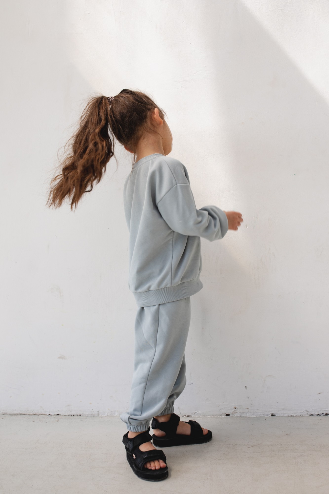 MINI spodnie dresowe typu jogger w kolorze POWDER BLUE