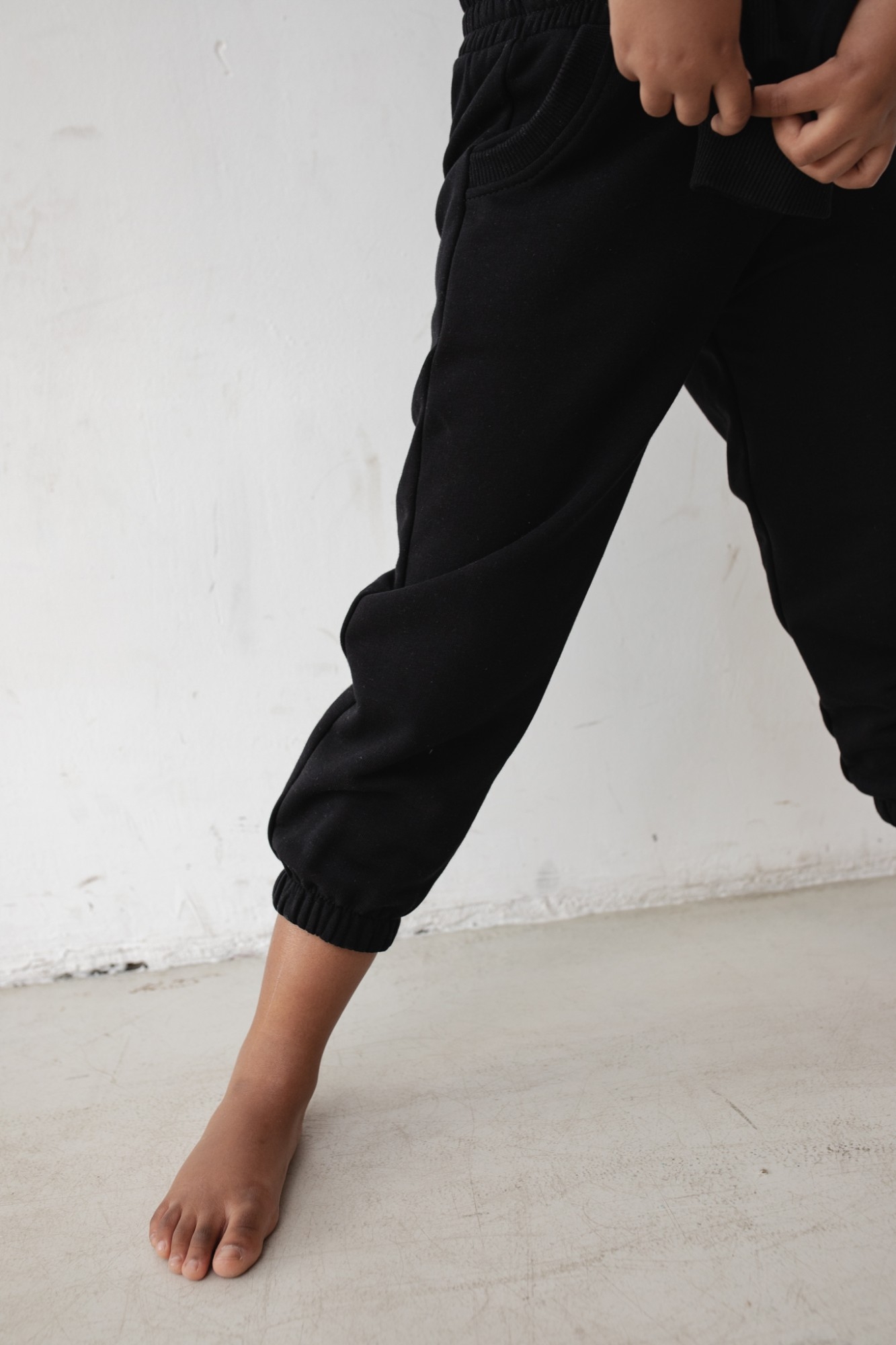 MINI spodnie dresowe typu jogger w kolorze TOTALLY BLACK