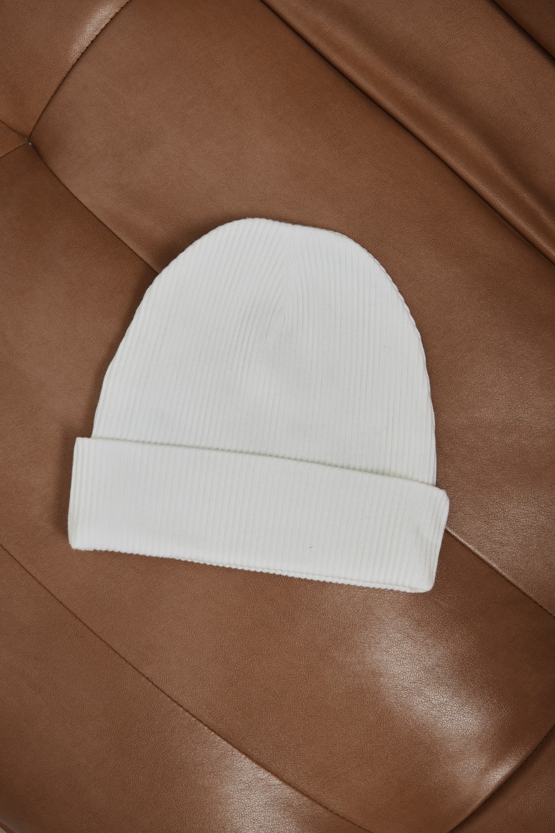 MINI czapka z dzianiny prążkowanej w kolorze CLASSIC WHITE
