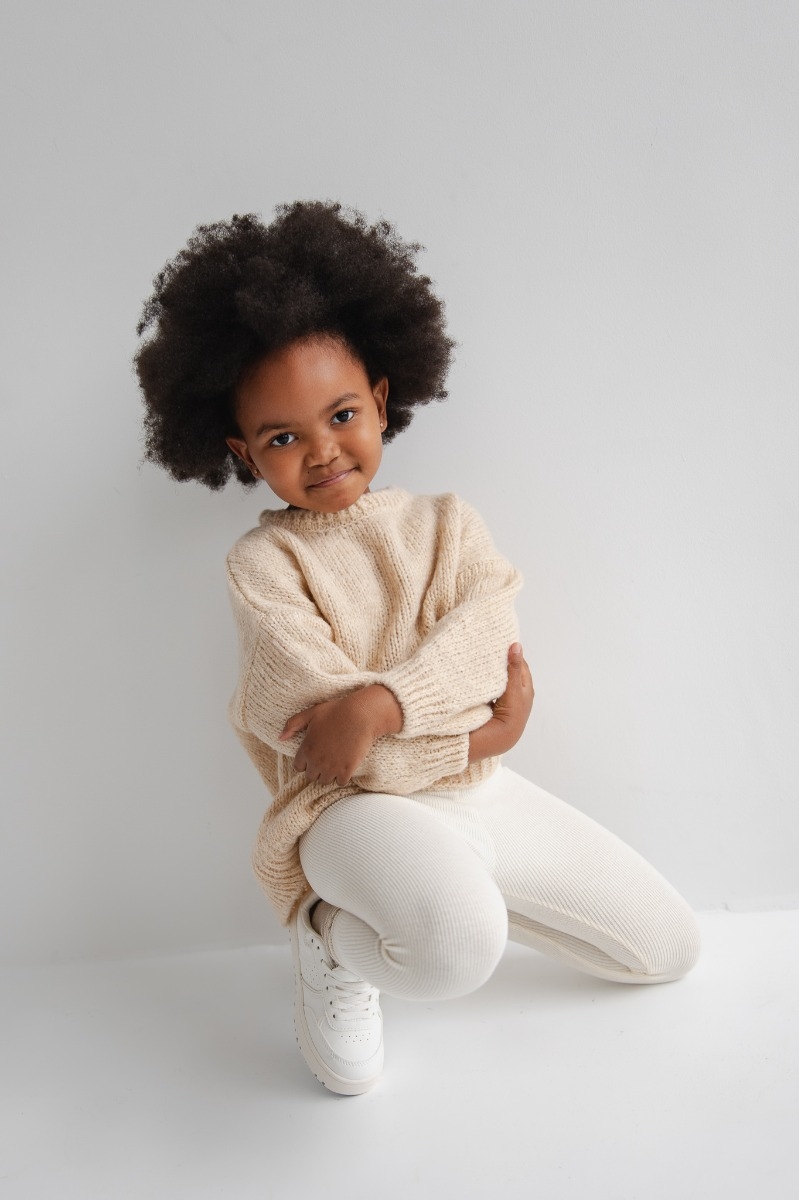 MINI Sweter oversize z bufiastym rękawem w kolorze LIGHT BEIGE - RIVERO