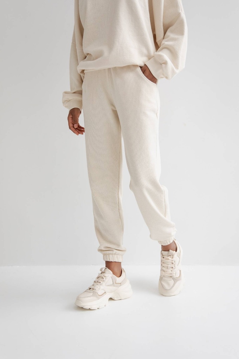 Spodnie dresowe typu jogger w kolorze BRIGHT BEIGE ze strukturalnej dzianiny