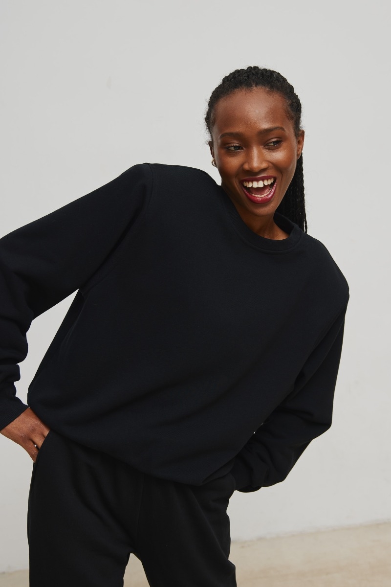 Bluza z poduszkami w kolorze TOTALLY BLACK
