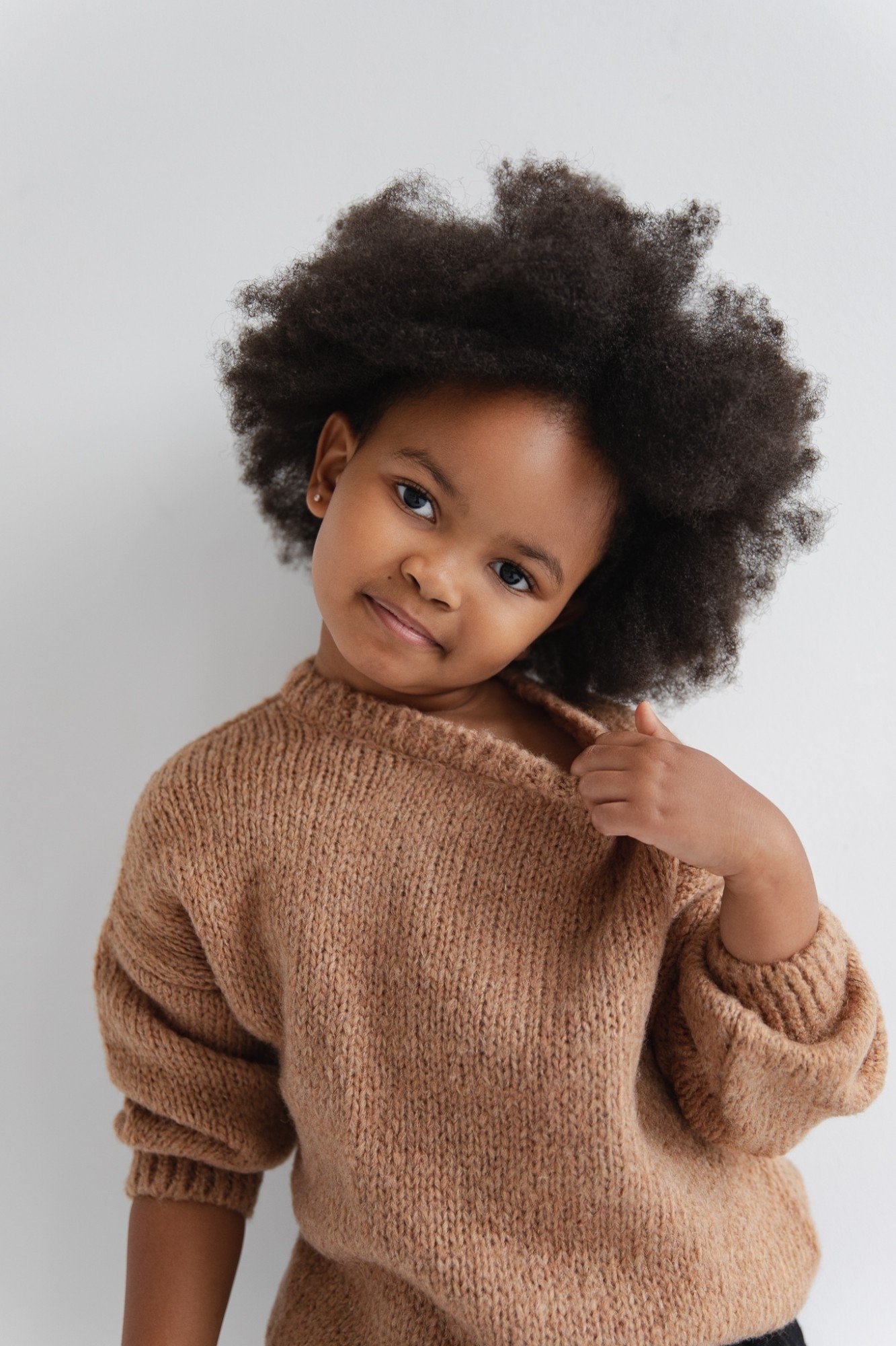 MINI Sweter oversize z bufiastym rękawem w kolorze CAMEL - RIVERO