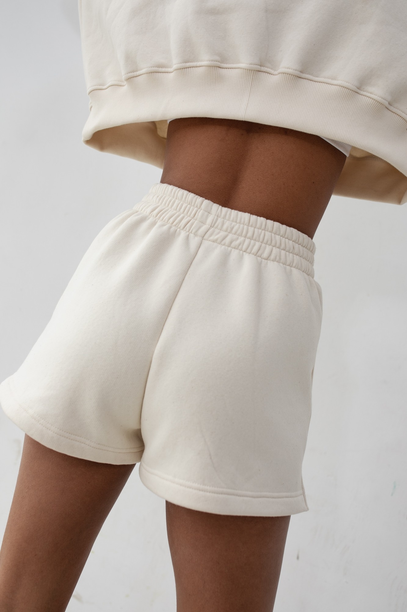 Szorty z dzianiny dresowej z haftem MRSL w kolorze LIGHT BEIGE
