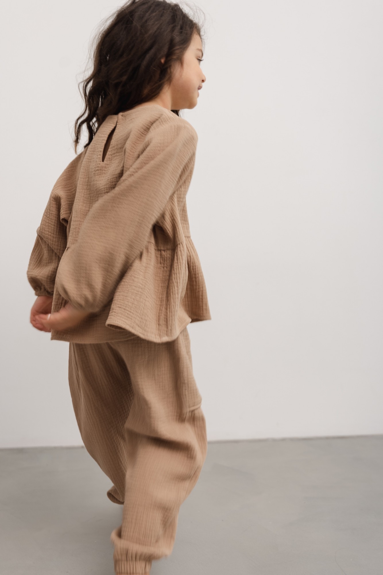 MINI spodnie typu jogger w kolorze COOKIE BEIGE