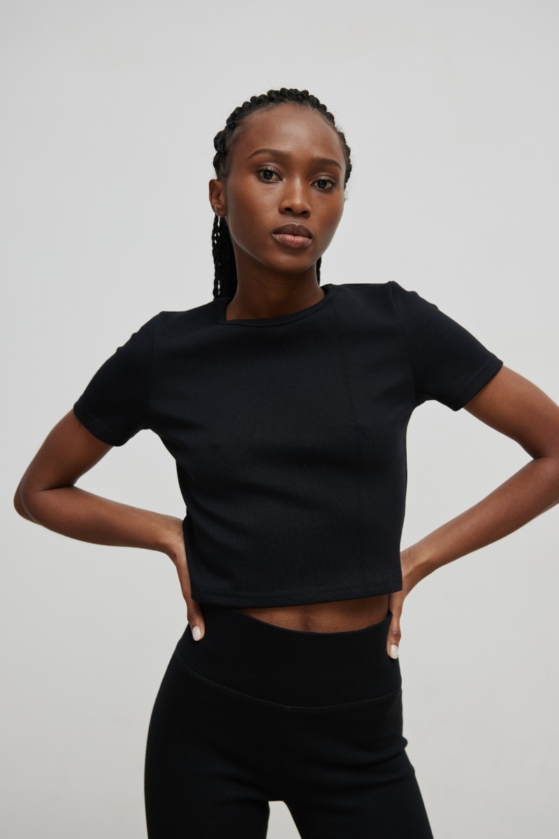 Top z krótkim rękawem w kolorze TOTALLY BLACK