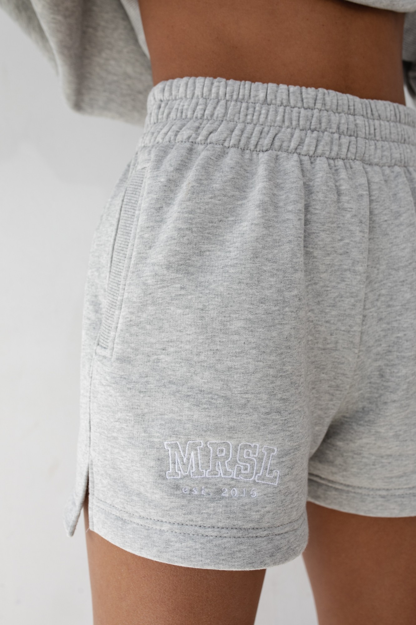 Szorty z dzianiny dresowej z haftem MRSL w kolorze LIGHT GREY MELANGE
