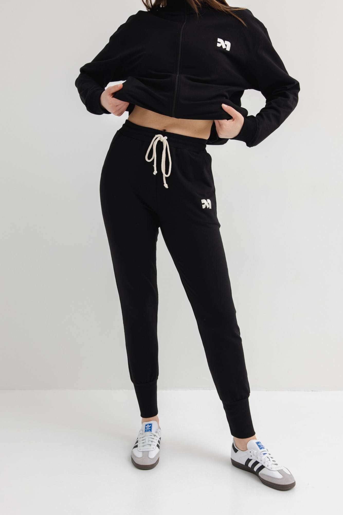 Spodnie dresowe w kolorze TOTALLY BLACK