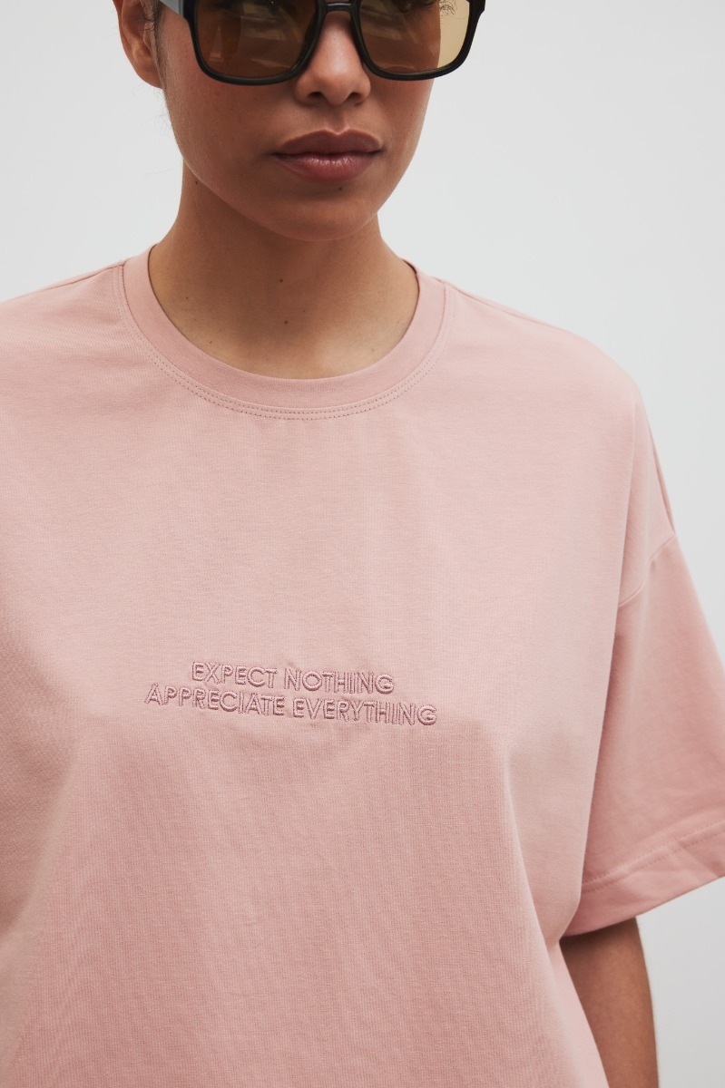 T-shirt typu oversize z HAFTEM w kolorze COTTONE ROSE