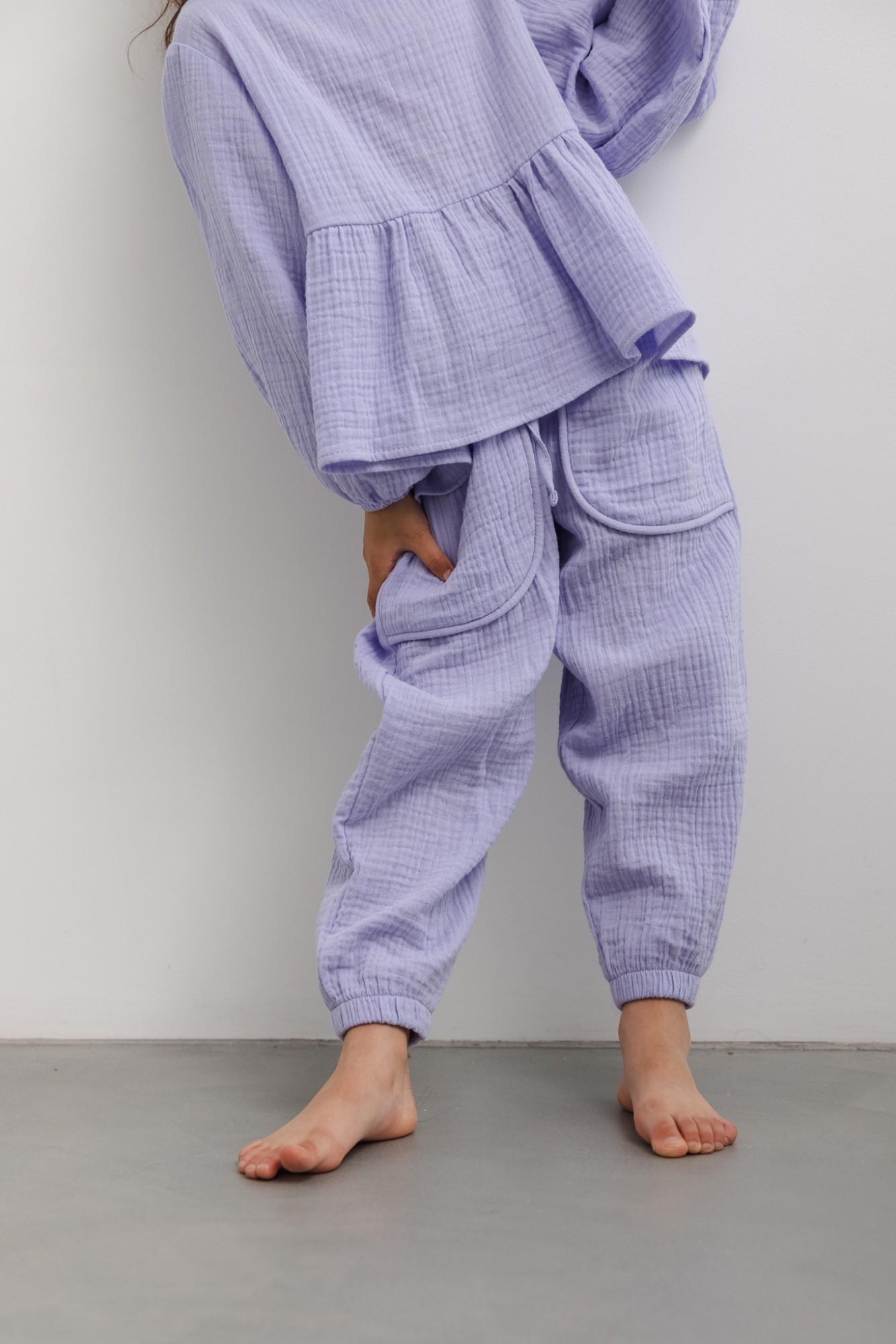 MINI spodnie typu jogger w kolorze LILA