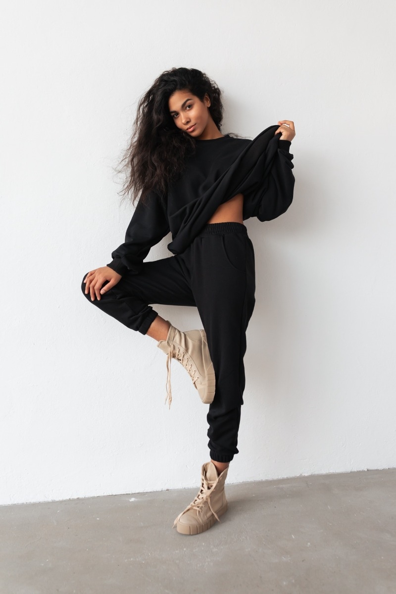 Spodnie dresowe typu jogger w kolorze TOTALLY BLACK - DISPLAY