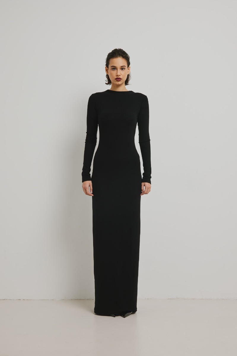 Gładka sukienka MAXI w kolorze TOTALLY BLACK