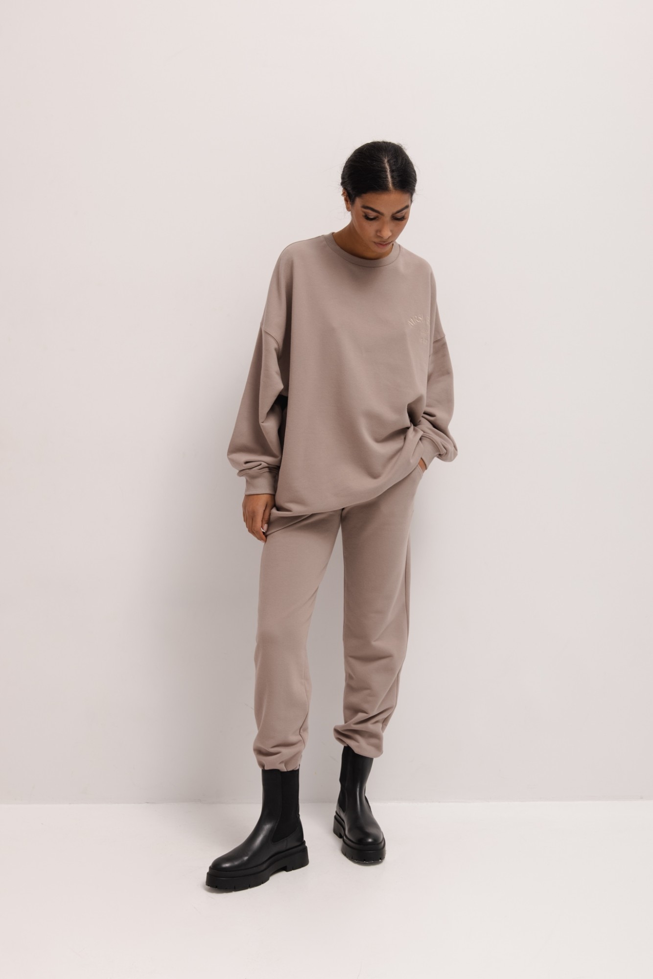 Spodnie dresowe typu jogger w kolorze BROWN FRAPPE