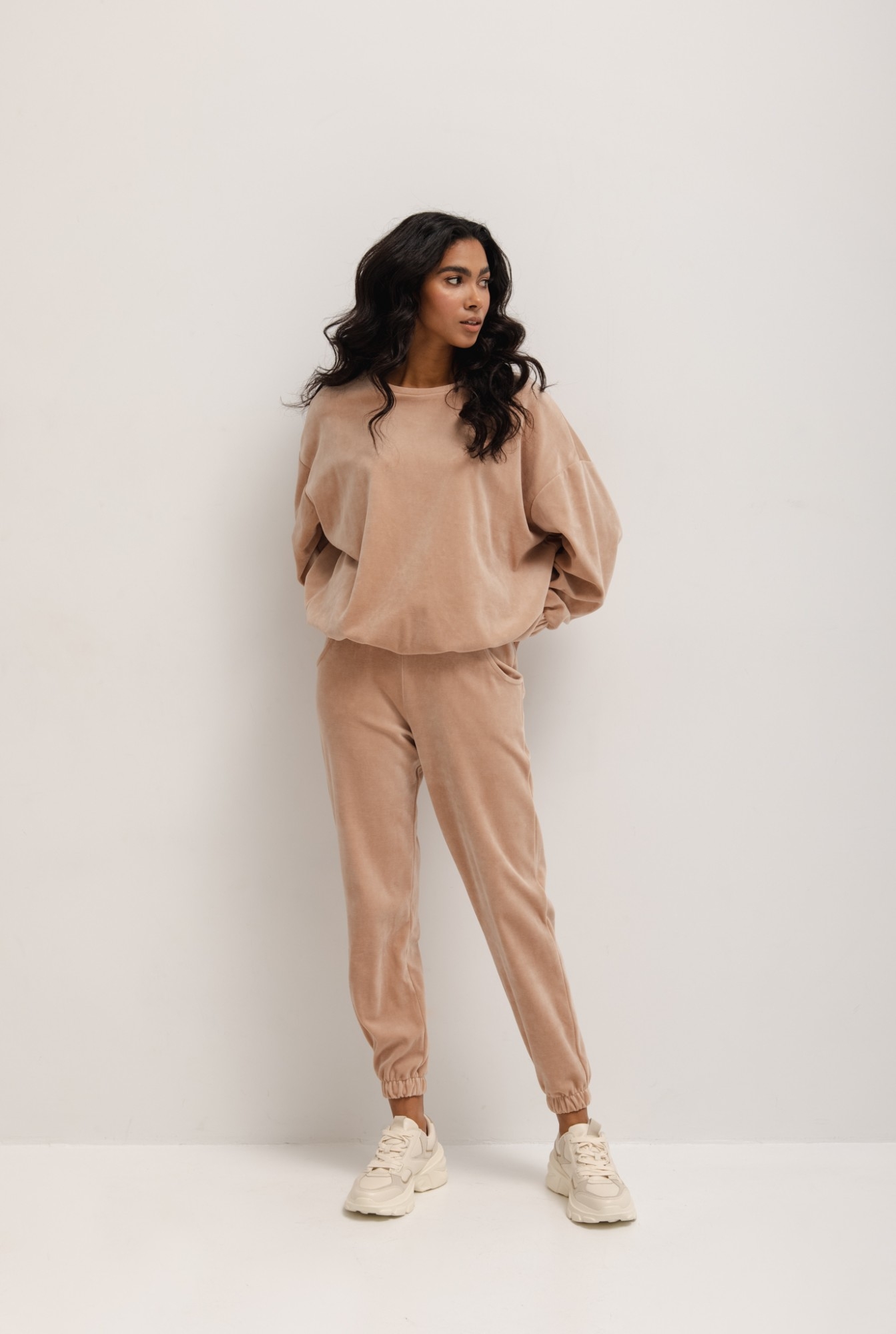 Spodnie typu jogger wykonane z weluru w kolorze LATTE MACCHIATO - DISPLAY VELVET