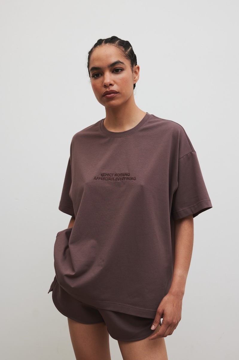 T-shirt typu oversize z HAFTEM w kolorze PURPLE TAUPE