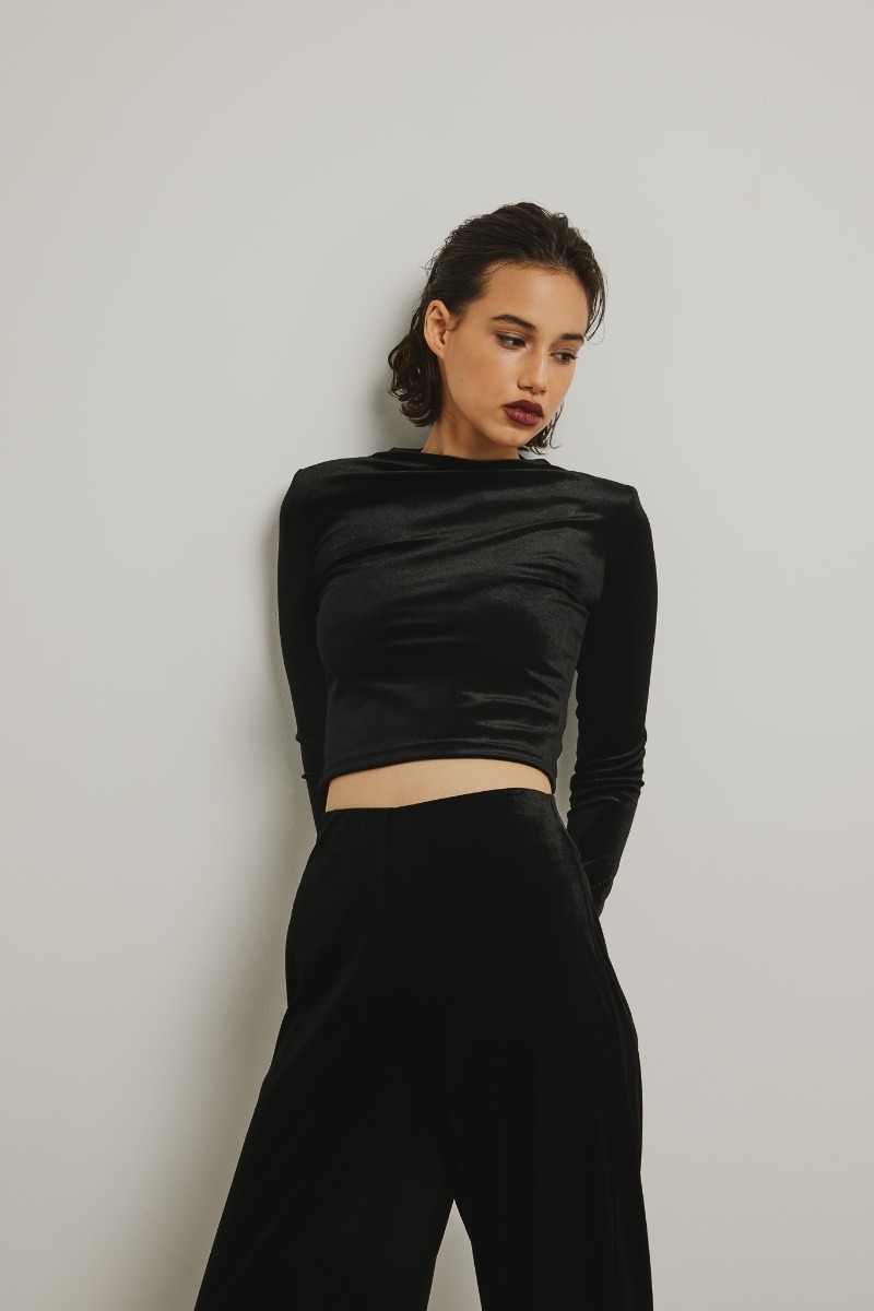 Krótki top z poduszkami z  weluru w kolorze BLACK VELVET