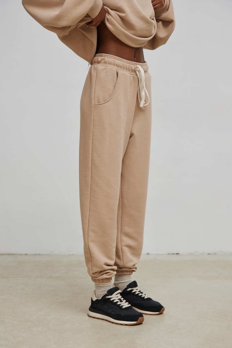 Spodnie dresowe typu jogger w kolorze CLASSIC BEIGE  - DRIPS