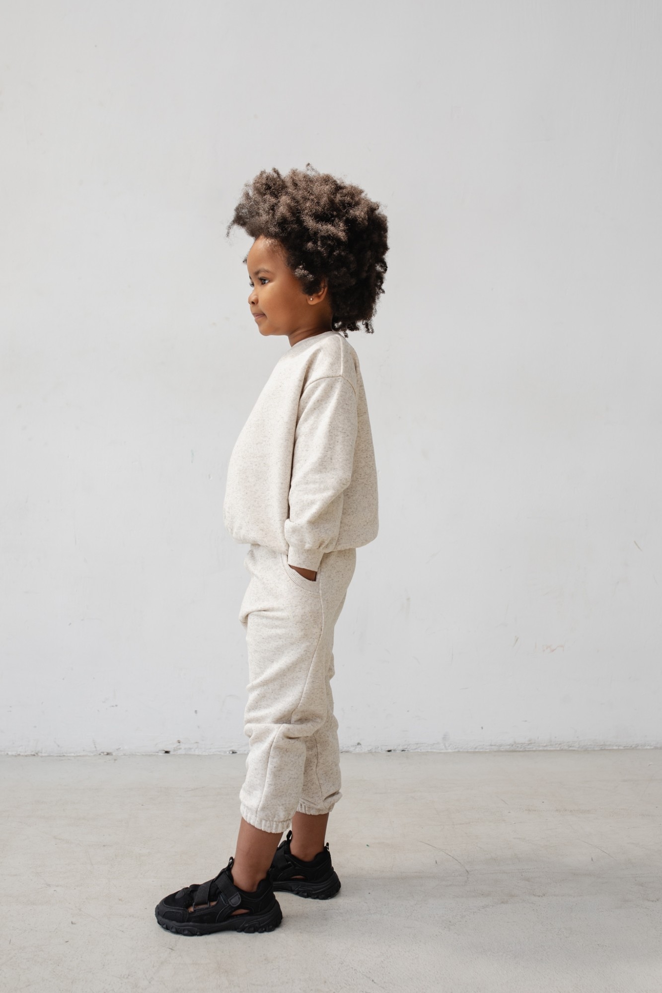 MINI spodnie dresowe typu jogger w kolorze BEIGE z dodatkiem konopii
