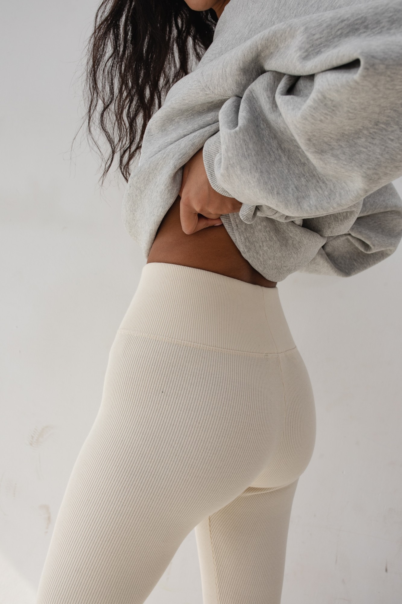 Legginsy damskie z prążkowanej dzianiny w kolorze BRIGHT BEIGE - HIPS
