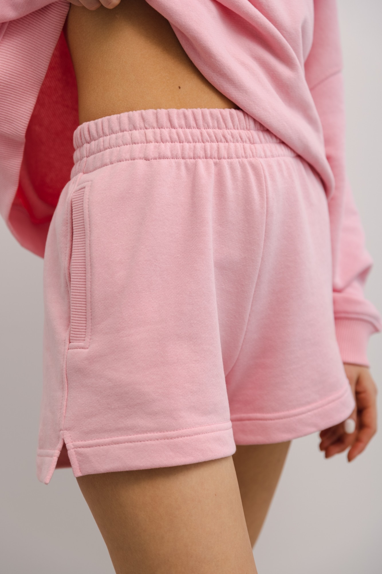 Szorty z dzianiny dresowej w kolorze BARBIE PINK - LE PETIT