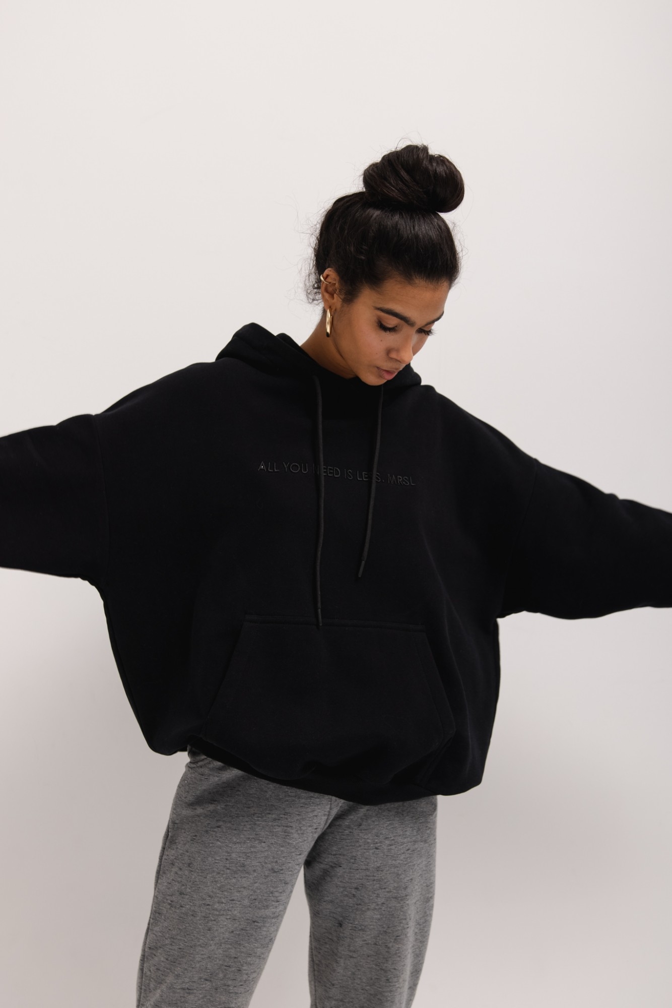Bluza z kapturem oraz HAFTEM w kolorze TOTALLY BLACK