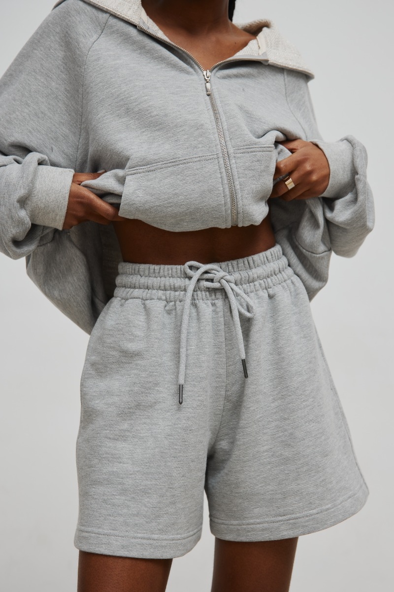 Krótkie spodenki ze sznurkiem w kolorze LIGHT GREY lurex - PROSPER